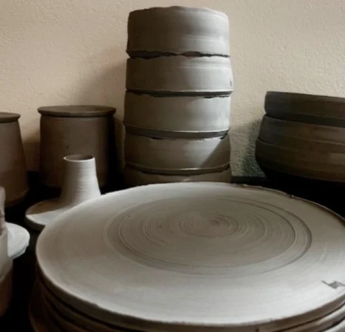 Olika former av keramik i jordbruna nyanser från mabeldesignstudio shop